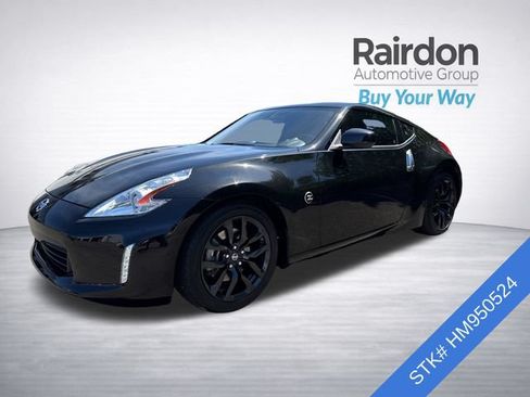 Used 2017 Nissan 370Z Coupe RWD image 3
