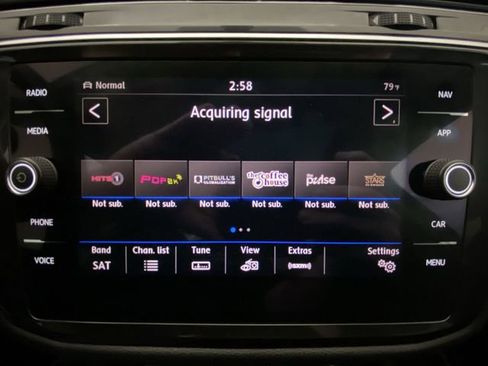 Used 2018 Volkswagen Tiguan SEL AWD/4WD image 16