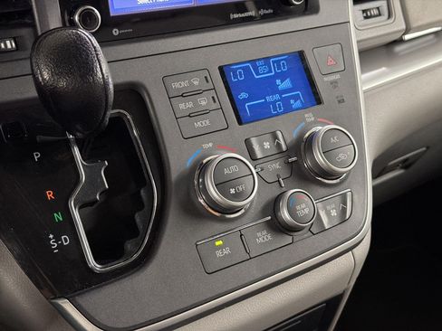 Used 2020 Toyota Sienna LE w/ Carpet Mat Package FWD image 17