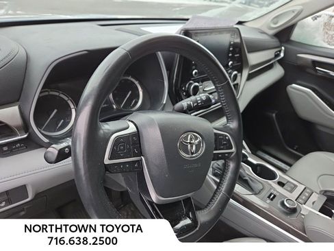 Used 2022 Toyota Highlander Limited image 14
