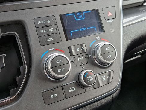 Used 2017 Toyota Sienna SE image 23