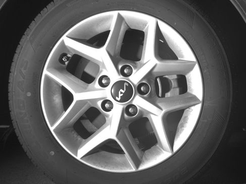 Used 2025 Kia Soul LX w/ LX Technology Package FWD image 16