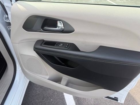 Used 2024 Chrysler Pacifica Touring-L FWD image 29
