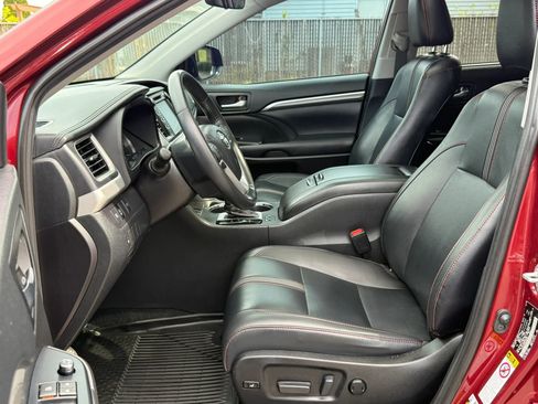 Used 2019 Toyota Highlander SE w/ Nightshade Edition image 13