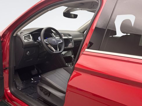 Used 2022 Volkswagen Tiguan SE image 10