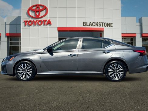 Used 2024 Nissan Altima 2.5 SV FWD image 6