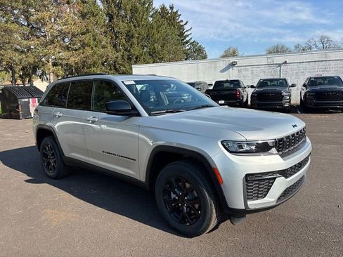 New 2026 Jeep Grand Cherokee 4WD image 2
