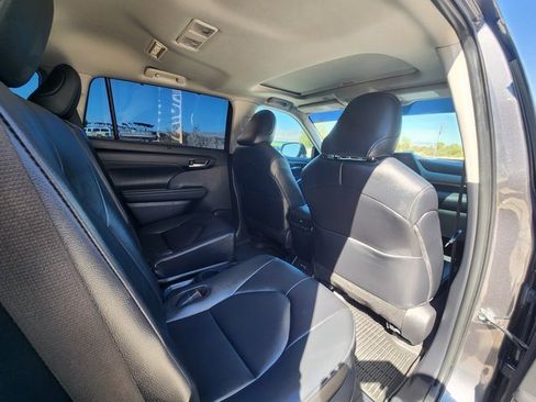 Used 2025 Toyota Highlander XLE image 18