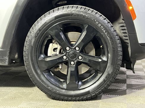 Used 2023 Jeep Grand Cherokee L Laredo image 10