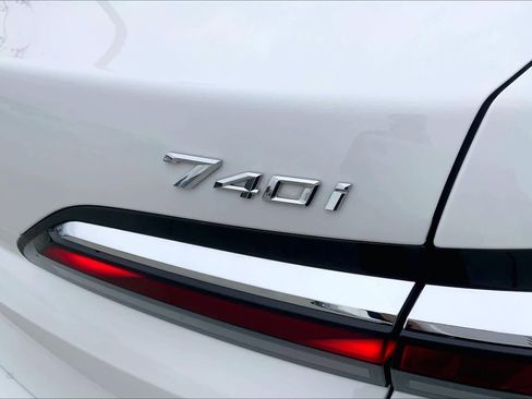 Used 2024 BMW 740i image 9