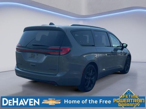Used 2025 Chrysler Pacifica Limited FWD image 6
