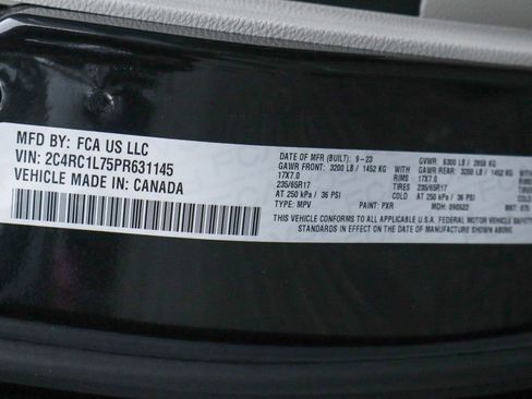 Used 2023 Chrysler Pacifica Touring-L image 49