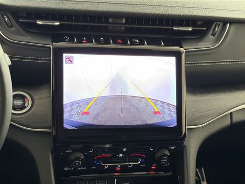 Used 2023 Jeep Grand Cherokee Limited image 19