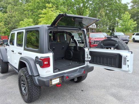 Used 2024 Jeep Wrangler Unlimited Rubicon w/ XTREMEE 35" Tire Package AWD/4WD image 17