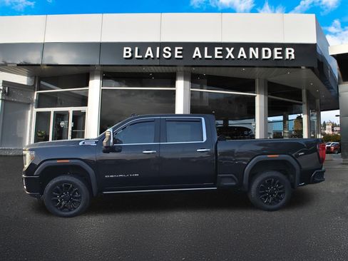Used 2023 GMC Sierra 2500 Denali w/ Denali Black Diamond Edition AWD/4WD image 8