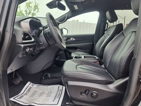 Used 2025 Chrysler Pacifica Select FWD image 16