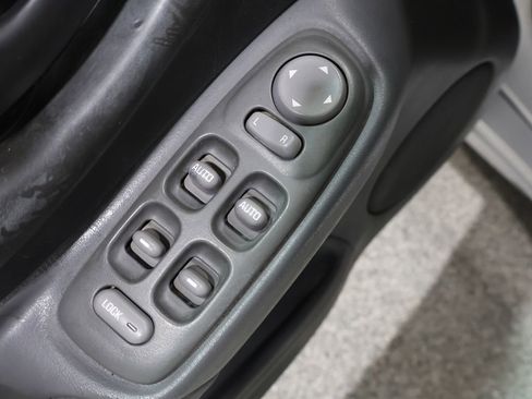 Used 2003 Pontiac Bonneville SE w/ Leather Appointment Package image 18