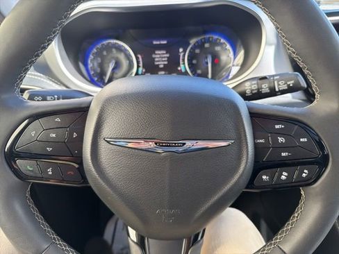 Used 2025 Chrysler Pacifica Limited FWD image 15