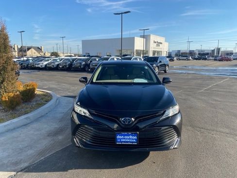 Used 2019 Toyota Camry LE image 2