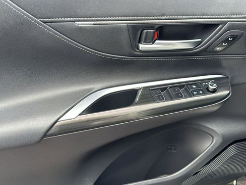 Used 2021 Toyota Venza XLE w/ Softex Package image 11