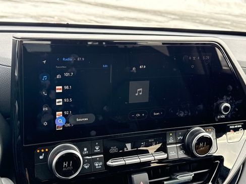 Certified 2025 Toyota Highlander XLE image 21