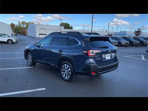 Used 2023 Subaru Outback Premium image 6