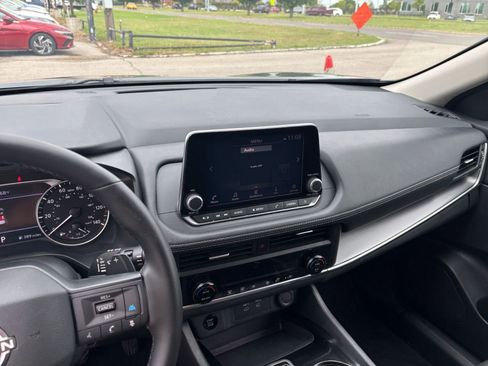 Used 2025 Nissan Rogue SV FWD image 17