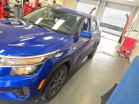 Used 2021 Kia Seltos LX AWD/4WD image 2