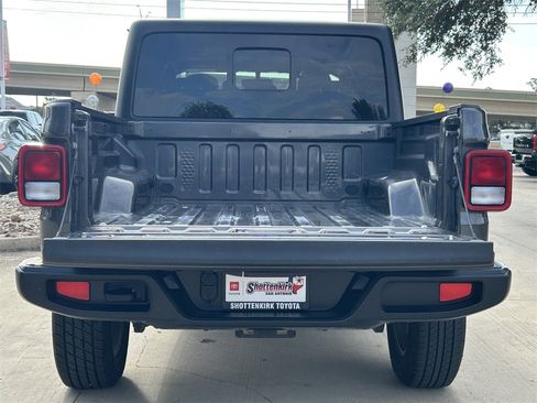 Used 2023 Jeep Gladiator Overland image 12