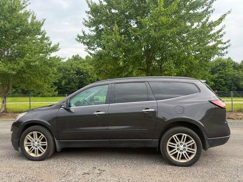 Used 2015 Chevrolet Traverse LT w/ Style and Technology Package FWD image 2