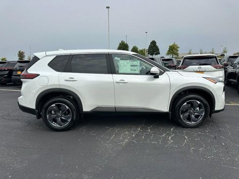 Used 2026 Nissan Rogue SV FWD image 2