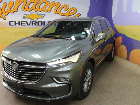 Used 2023 Buick Enclave Essence AWD/4WD image 4