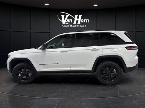 Used 2024 Jeep Grand Cherokee Limited w/ Luxury Tech Group II AWD/4WD image 4