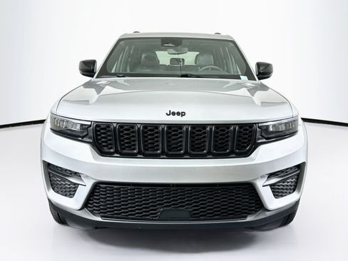 Used 2024 Jeep Grand Cherokee Altitude AWD/4WD image 2