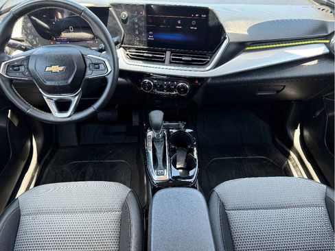 Used 2024 Chevrolet Trax LT w/ LT Convenience Package FWD image 10