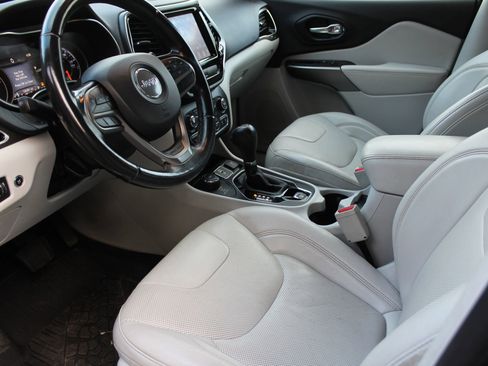 Used 2019 Jeep Cherokee Limited image 11