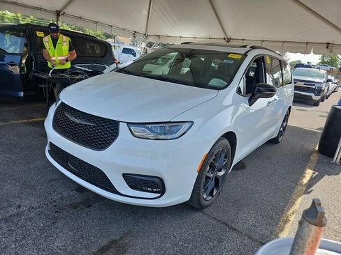 Used 2025 Chrysler Pacifica Limited FWD image 15