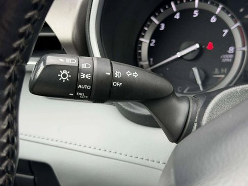Used 2021 Toyota Highlander XLE AWD/4WD image 46