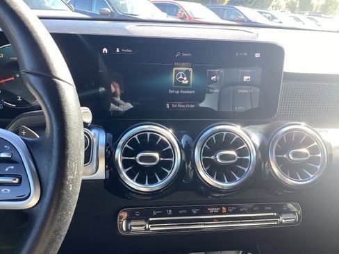Used 2021 Mercedes-Benz GLB 250 4MATIC w/ Premium Package image 16