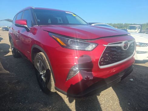 Used 2023 Toyota Highlander XLE FWD image 4