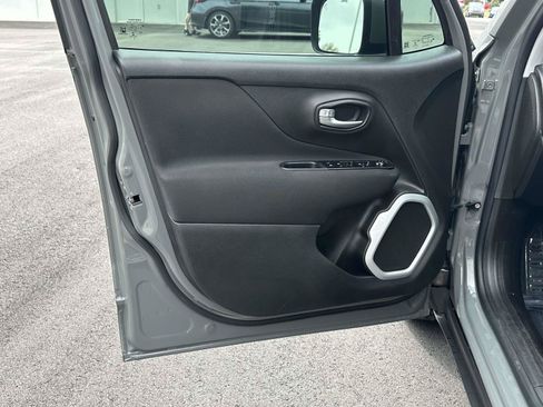 Used 2021 Jeep Renegade Latitude FWD image 5