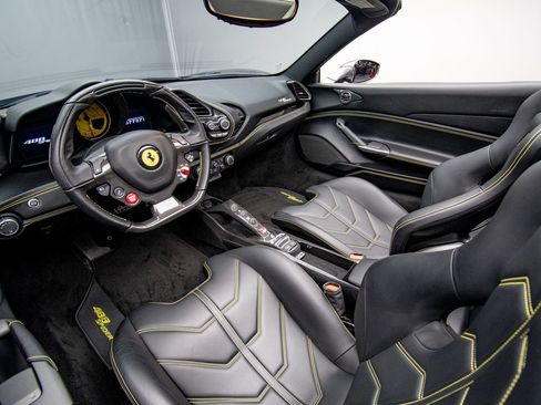 Used 2017 Ferrari 488 Spider RWD image 18
