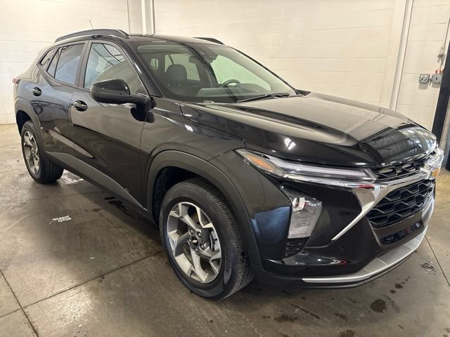 Used 2025 Chevrolet Trax LT FWD image 3