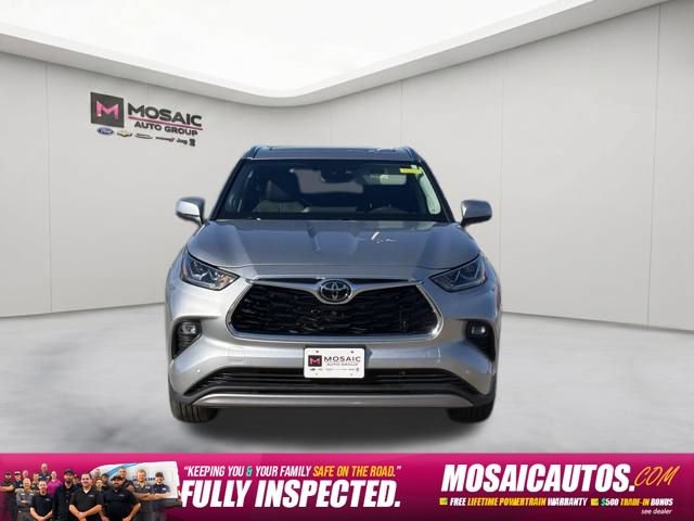 Used 2024 Toyota Highlander Platinum AWD/4WD image 2