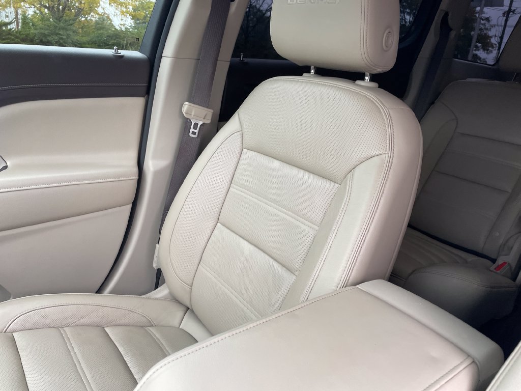 Used 2019 GMC Acadia Denali w/ Technology Package FWD image 17