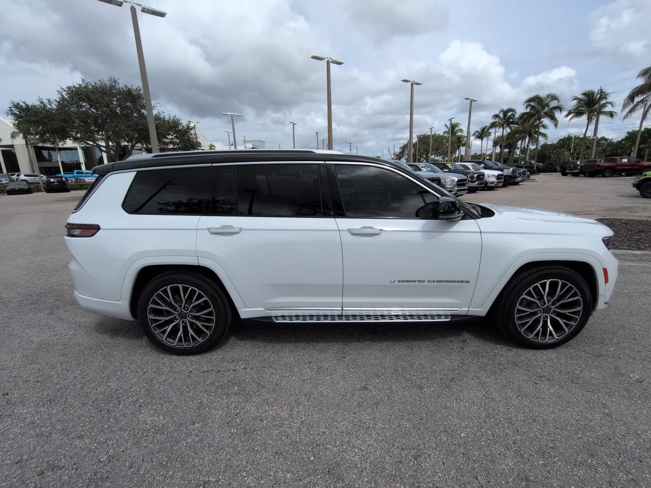 Used 2022 Jeep Grand Cherokee L Summit AWD/4WD image 4