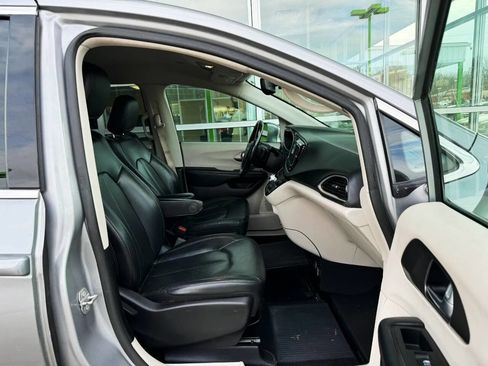 Used 2020 Chrysler Pacifica Touring-L image 15