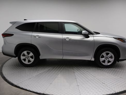 Certified 2025 Toyota Highlander LE image 7