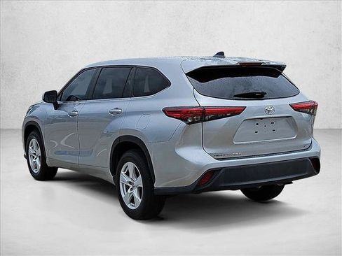 Used 2023 Toyota Highlander LE FWD image 7