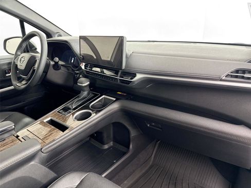 Certified 2025 Toyota Sienna Platinum image 45
